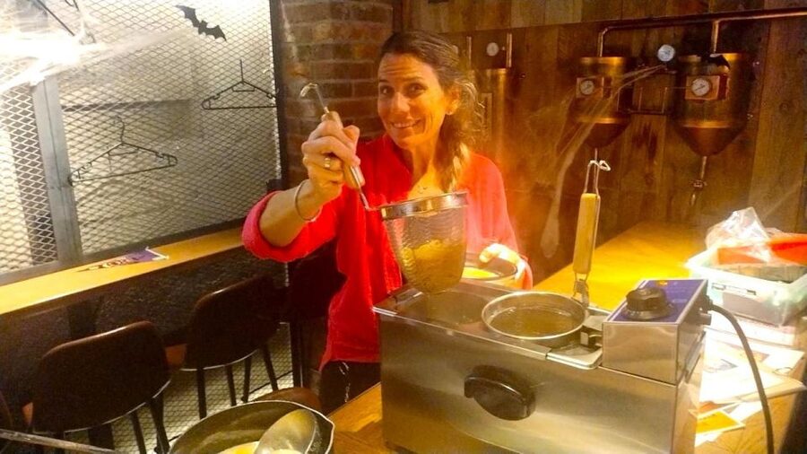 Tokyo: Easy Ramen Cooking Experience in Kabukicho, Shinjuku - Choosing the soup and building your bowl