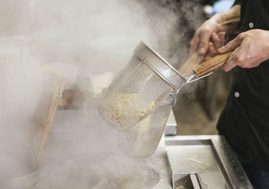 Tokyo: Easy Ramen Cooking Experience in Kabukicho, Shinjuku - The guides make the difference