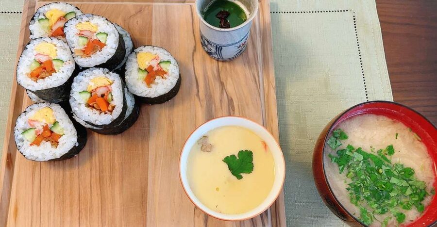Tokyo: Sushi roll and side dish cooking experience - Key points at a glance