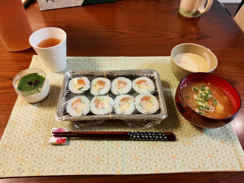 Tokyo: Sushi roll and side dish cooking experience - Rolling sushi with a little ceremony