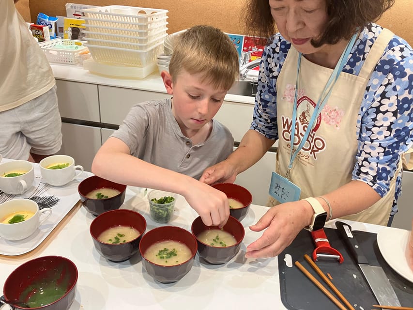 Tokyo: Sushi roll and side dish cooking experience - A friendly class for families and first-time cooks