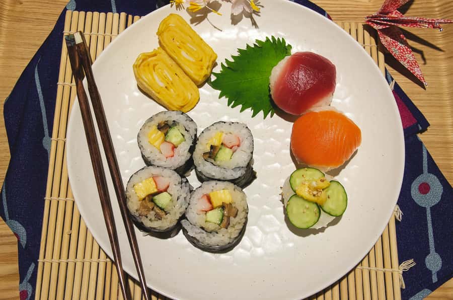 Tokyo: Tsukiji Market Walking Tour & Sushi Cooking Class - Eating the Lunch You Prepared