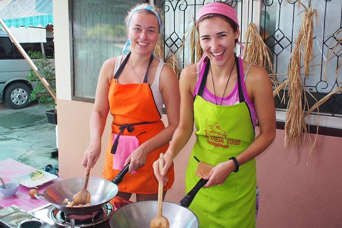 Tomyumthai Cooking Class in Chiang Mai - Small groups and the pace of the day