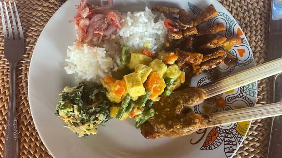 Ubud: Cooking Class with Transfers and Optional Market Visit - Prepare spices, satays, curries, and dessert