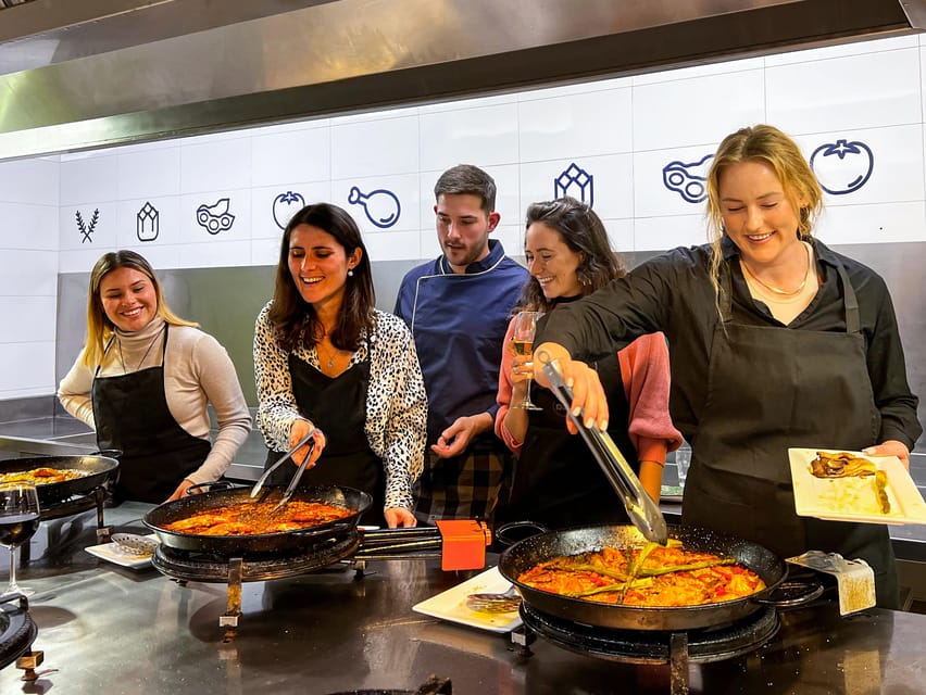 Valencia: Paella Cooking Class with Central Market Tour - Tapas, wine, and the pause between each cooking step