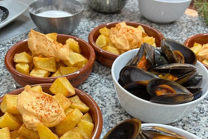 Valencian paella cooking class, tapas and visit to Ruzafa market. - The guides and the tone of the class