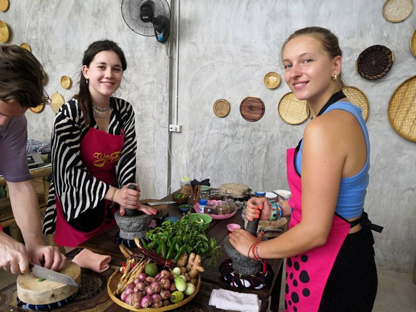 We Cook Thai Home Garden Cooking School - Cooking six categories with your own wok