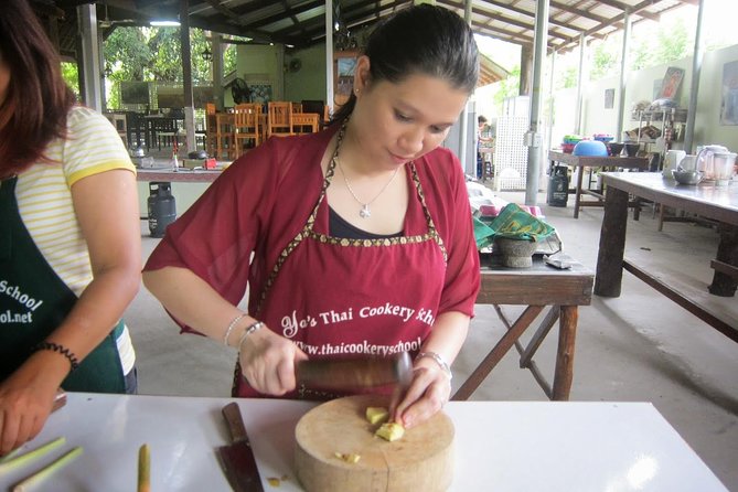 Ya Thai Cookery School Class in Krabi - Grinding Curry Paste the Traditional Way
